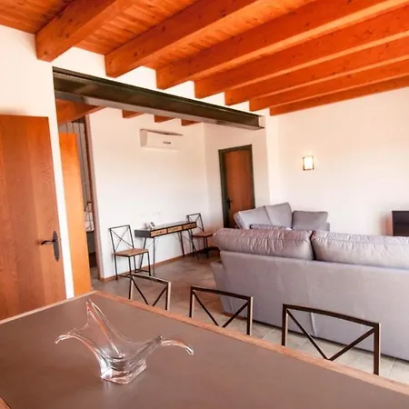 Sleeps 8 With Pool Air Con And Wifi