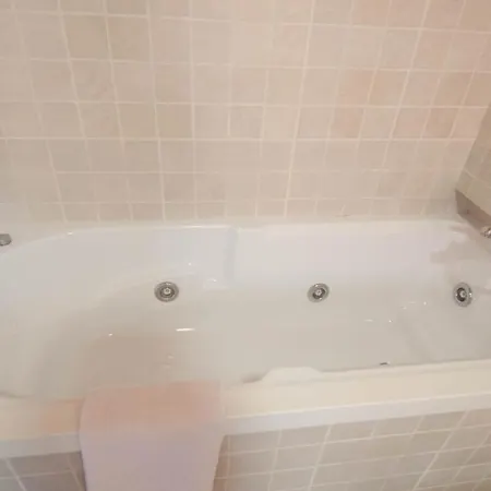 Sleeps 8 With Pool Air Con And Wifi