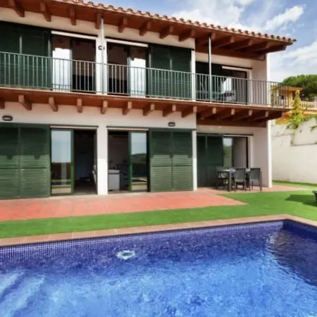 Villa Sleeps 8 With Pool Air Con And Wifi *